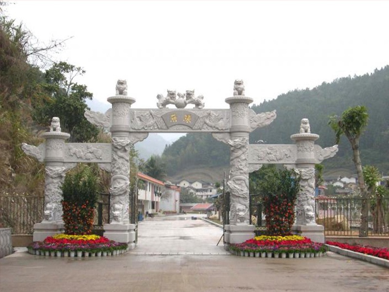景區(qū)三門(mén)沖天式石牌坊