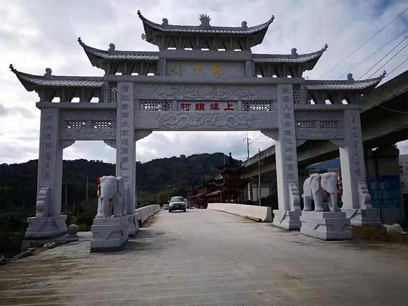 農(nóng)村路口三門(mén)五樓石牌坊